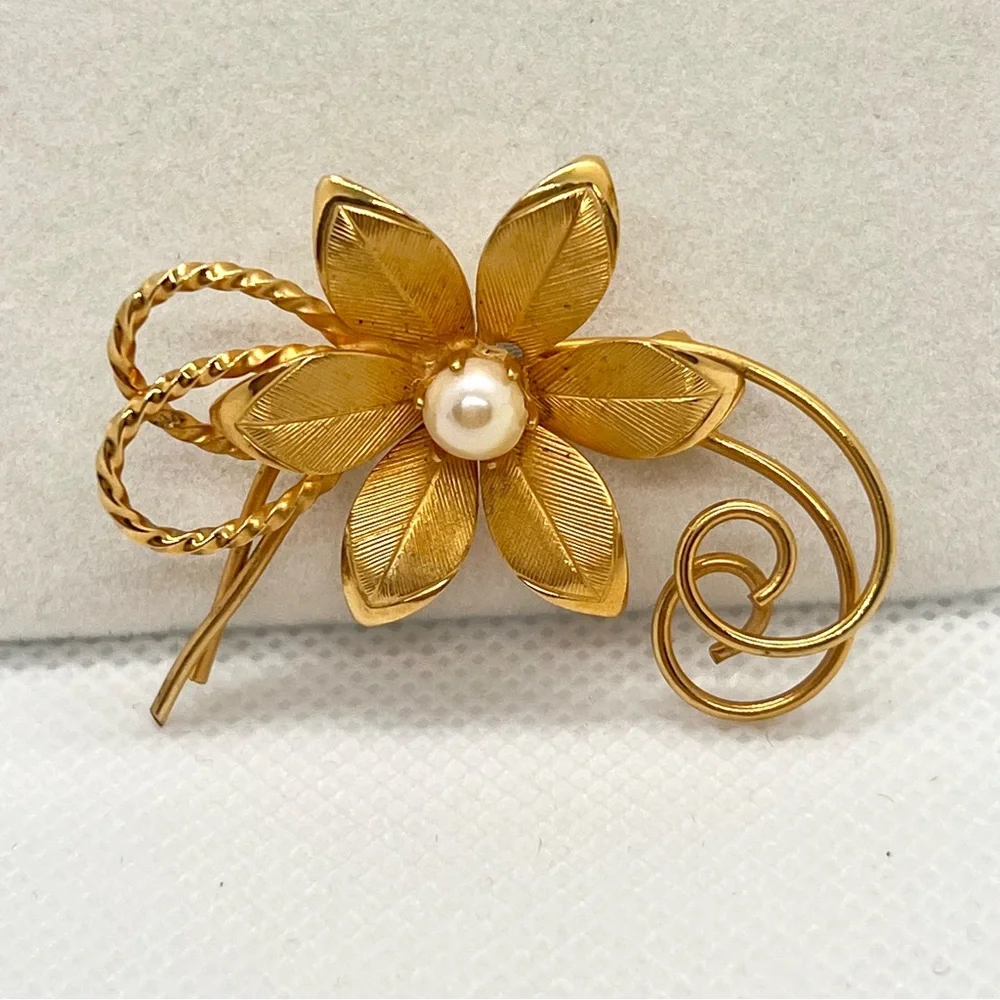 Beautiful Vintage Brushed‎ Gold Tone Flower With Faux Pearl Brooch Pin